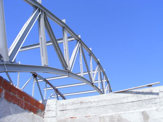 Arce cu zăbrele montate, cu mai multe planuri de arce suprapuse în perspectivă